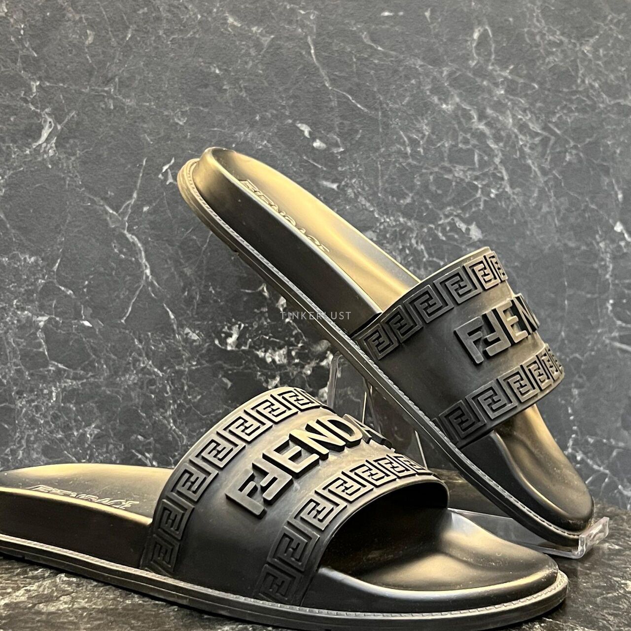 サンダル VERSACE FW23 SLIDE SANDAL (1010628_DV46G1B00V) VERSACE - パラッツォ プール スライダーサンダル (VERSACE